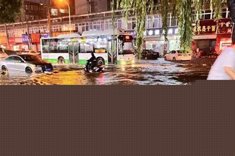 梦到下特别大的雨，路被淹了