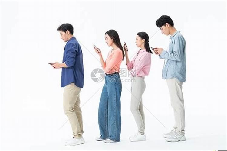 梦见一大群人在路上走