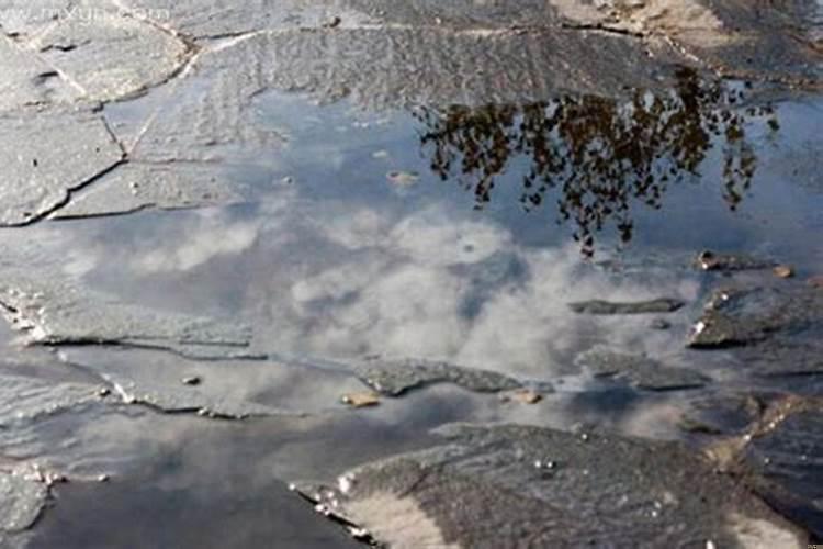 梦见地上都是水在流