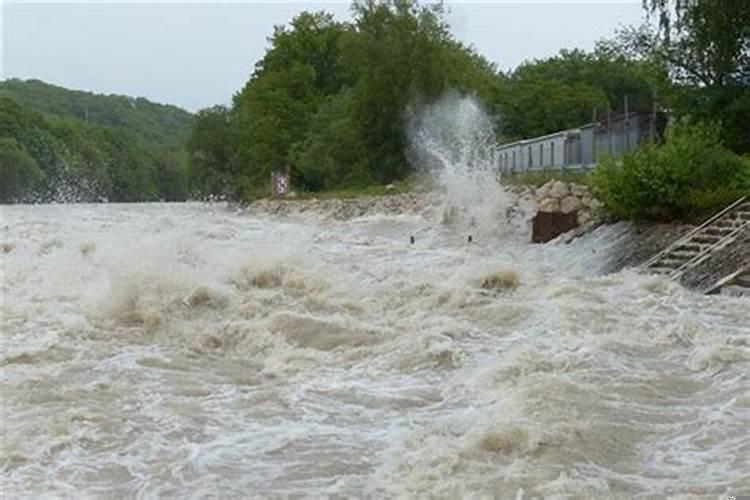 梦见被洪水卷走什么意思