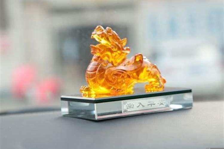 属虎的办公室桌上摆什么招财