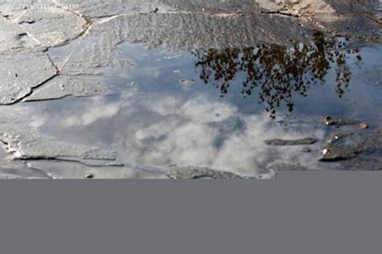 梦见地上都是水在流