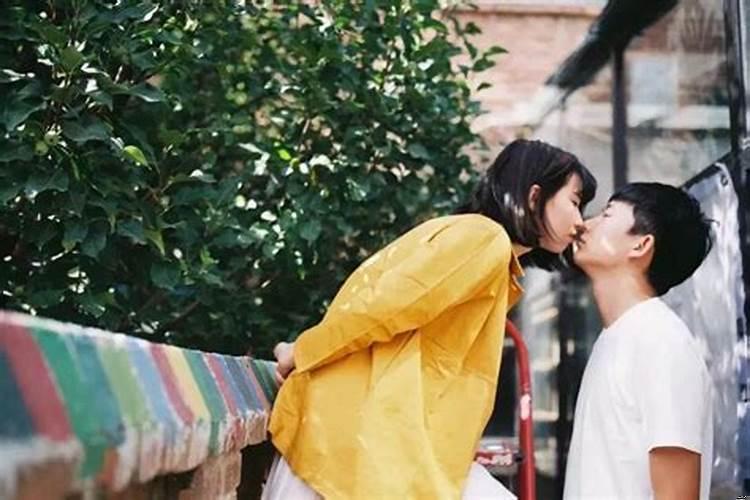 梦见有男的喜欢我亲吻我