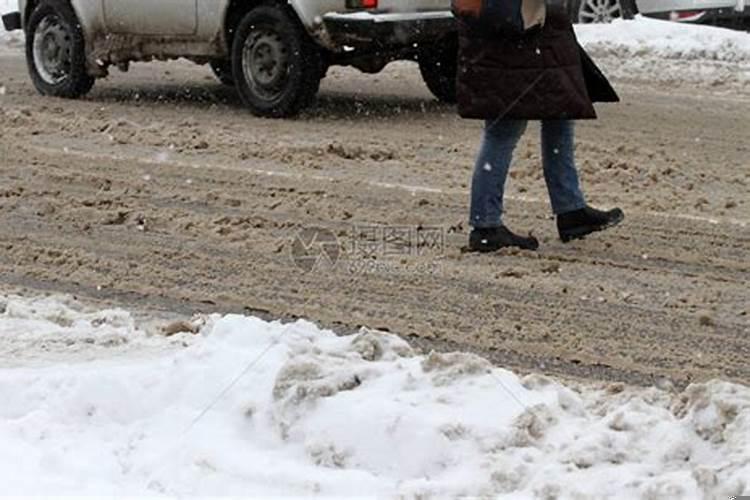 梦见地上好多雪结冰了