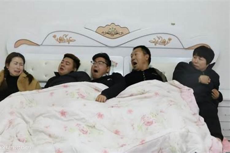 梦见好多人我在人群中挤害怕打仗