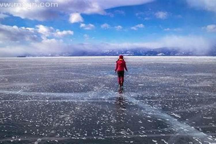梦见地上好多雪结冰了