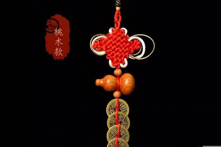 房间门口上放桃木挂件可以吗