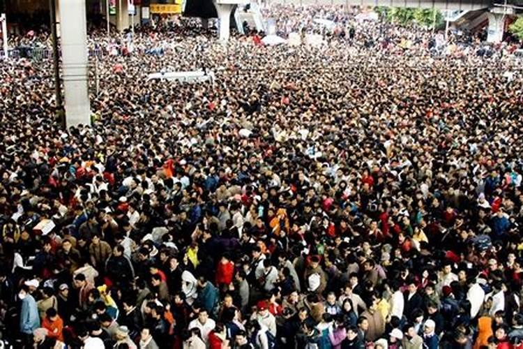 梦见好多人我在人群中挤害怕打仗