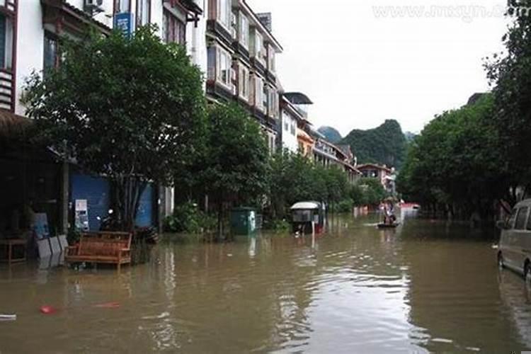 梦见下大雨把路淹了是什么意思