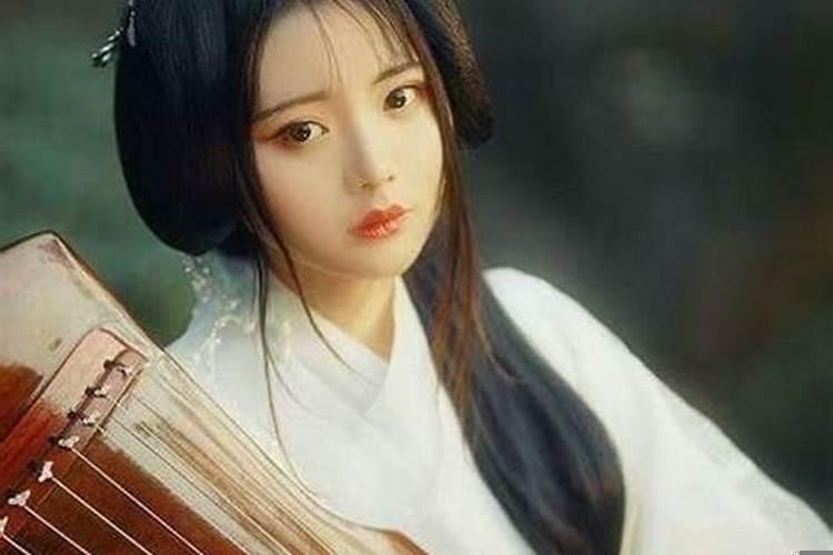 一眼惊艳的星座女