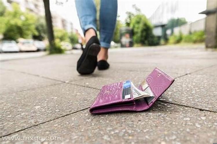 梦到把包丢了里面还有钱
