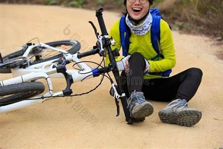 梦见姐姐骑自行车摔倒了
