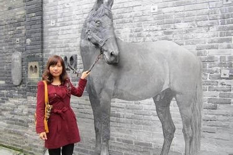 梦见院子里有两匹马奔跑