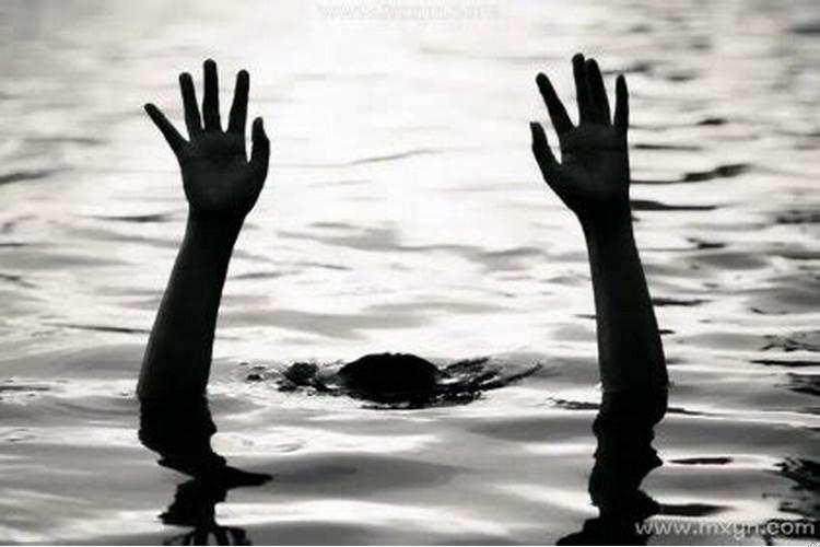 梦见别人摔死了流了好多血