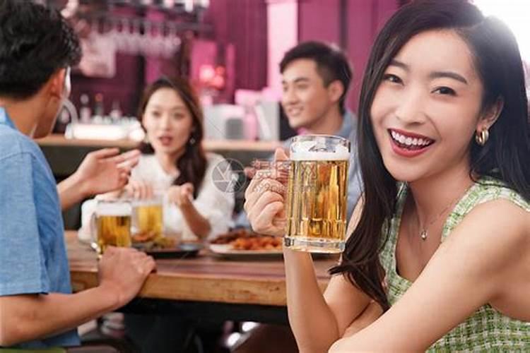 女人梦见和朋友一起吃饭喝酒