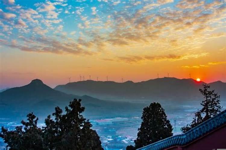 梦见水池里水很满