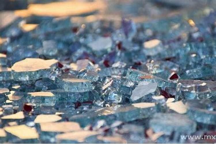 梦见玻璃碎了是什么意思呢