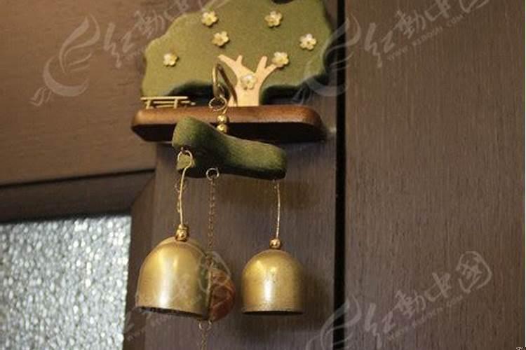 门上挂铃铛好不好呀