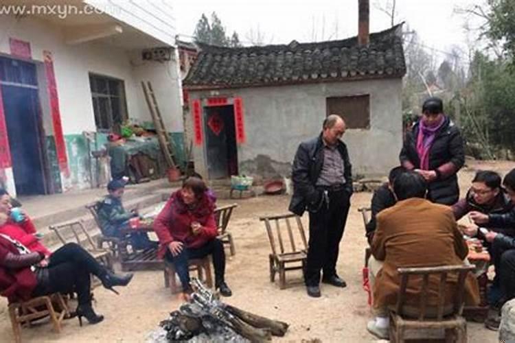 梦见给死人上香磕头是什么意思