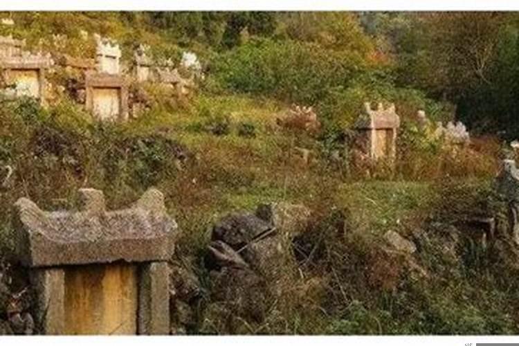 家里大门口对着坟好不好