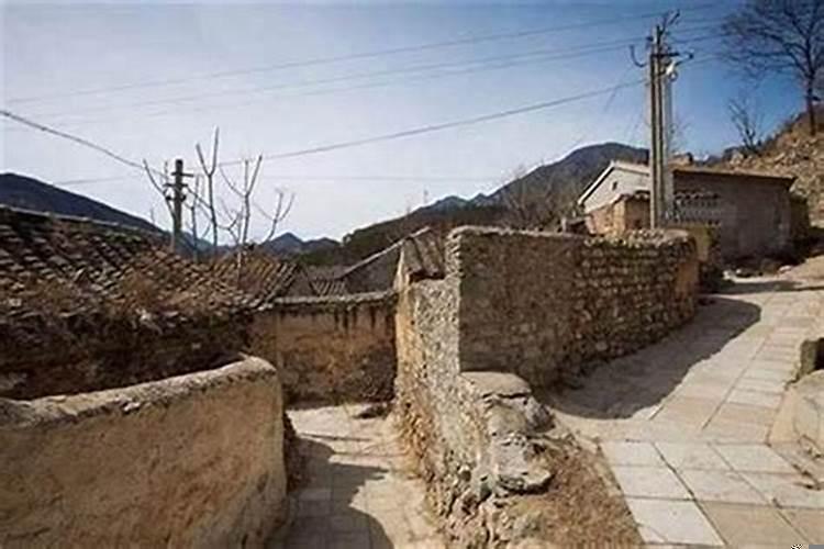 家里大门口对着坟好不好