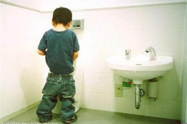 梦见婴儿拉尿在自己身上是什么意思