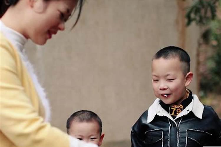 梦见啃大骨头上的肉吃