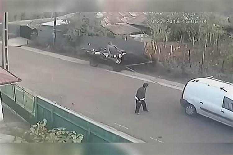 梦见棺材从马车上掉下来