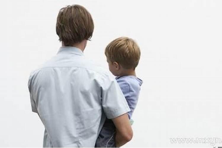 梦见抱个小男孩子好不好