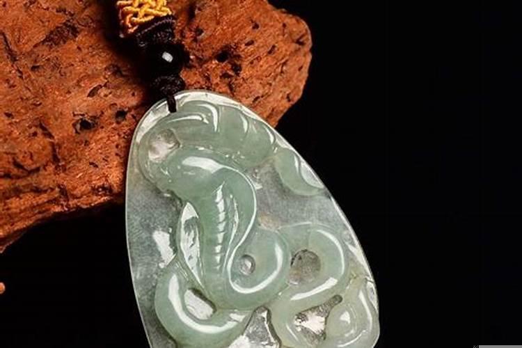 属蛇佩戴什么翡翠