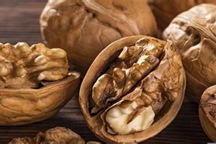 梦见吃核桃有什么征兆吗