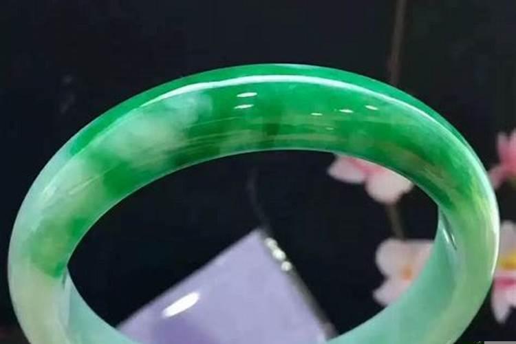 老年人翡翠吊坠