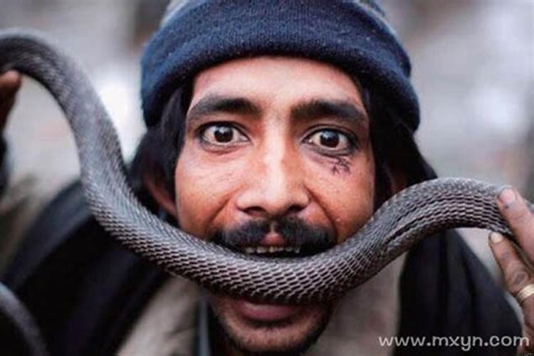 女人梦见蛇缠脖子又被扔掉