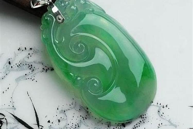 老年人翡翠吊坠