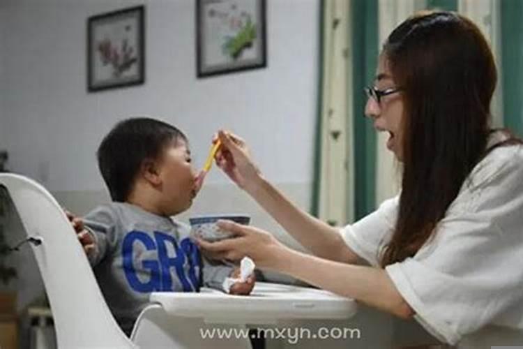 梦见喂儿子吃饭什么意思