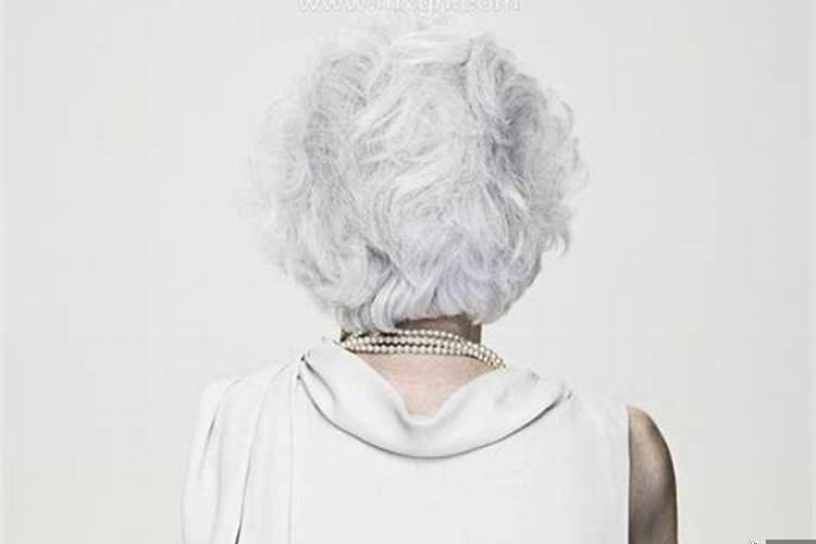 梦见自己满头白发是什么意思?