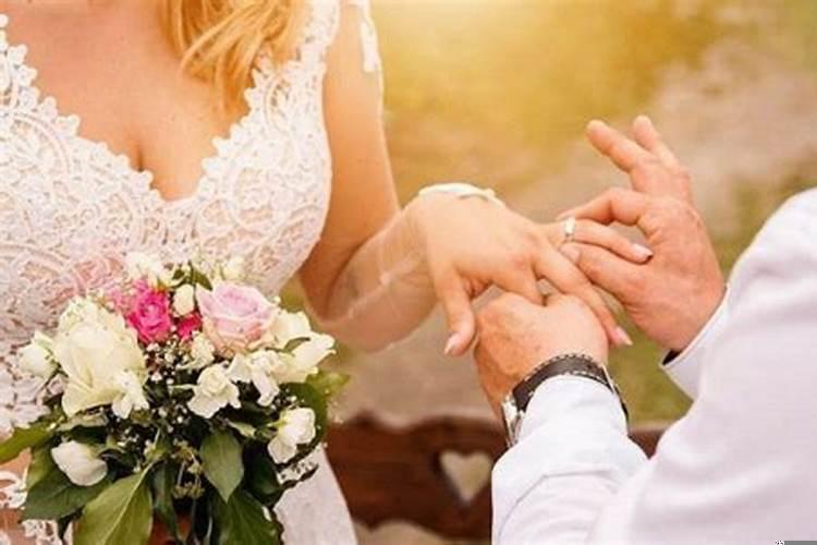 结婚的人梦见自己单身