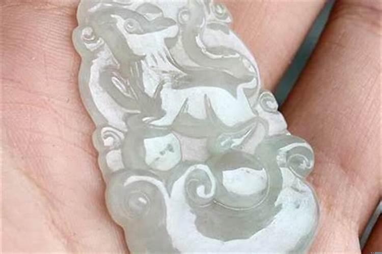 86年女虎本命年要佩戴什么？属虎的人本命年戴什么