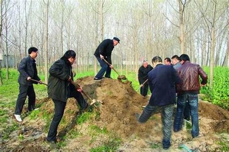 清明节上坟在哪边挖土比较好