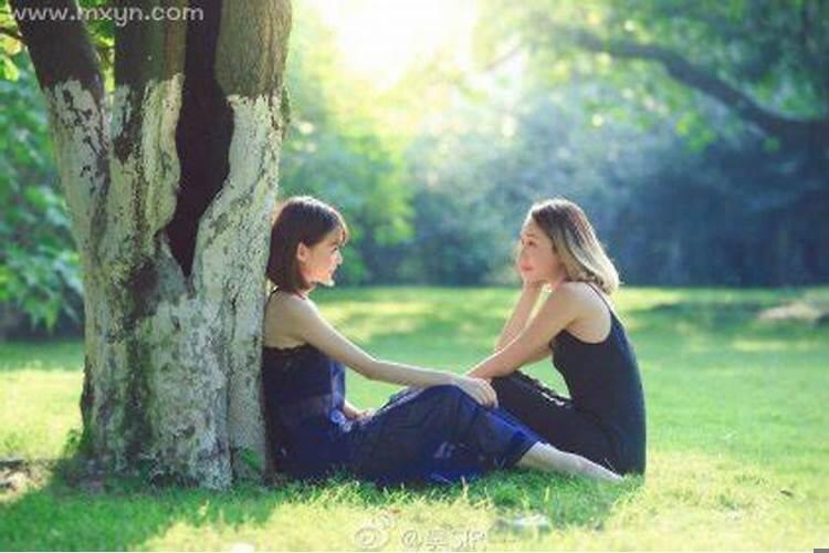 晚上梦到闺蜜是什么意思啊？梦见女人裸睡啥意思