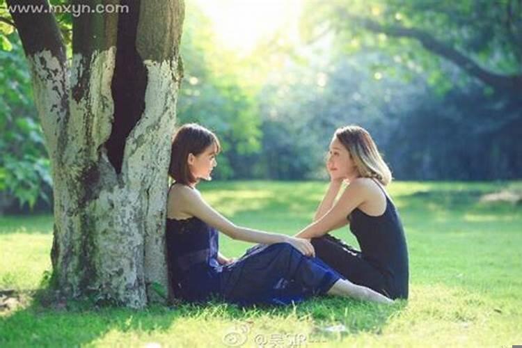 晚上梦到闺蜜是什么意思啊？梦见女人裸睡啥意思