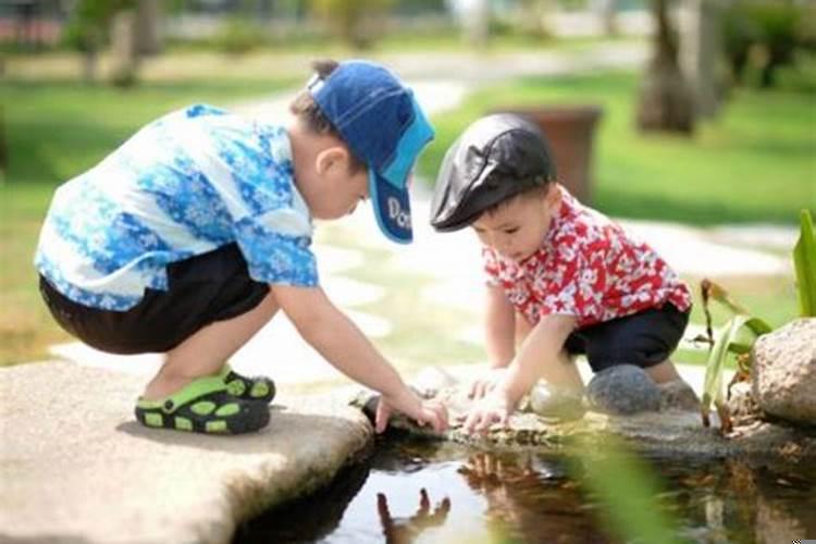 梦中的孩子代表什么？梦见一个小男孩向我招手