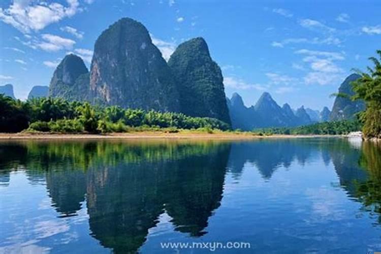 女人梦见在看山水美景(梦到美景是什么意思)