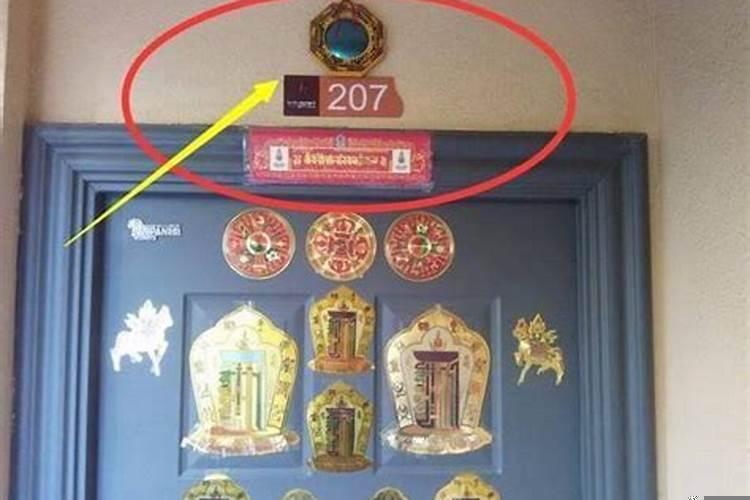 邻居门上贴符什么意思？门口贴什么能吓走坏人的东西