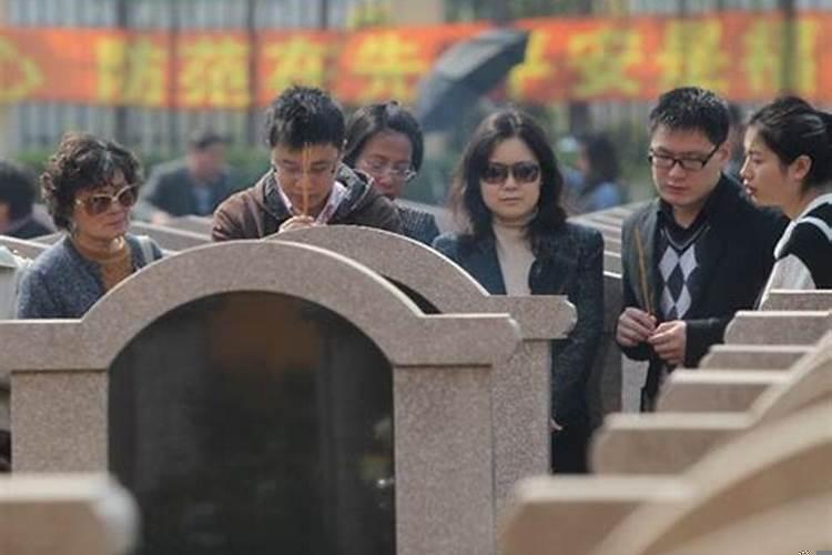 做梦进入已故父亲坟墓（做梦看见老人死去是什么原因）