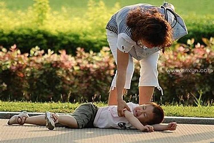 梦见被碰伤什么意思啊？梦见骑车摔倒受伤是什么意思呀