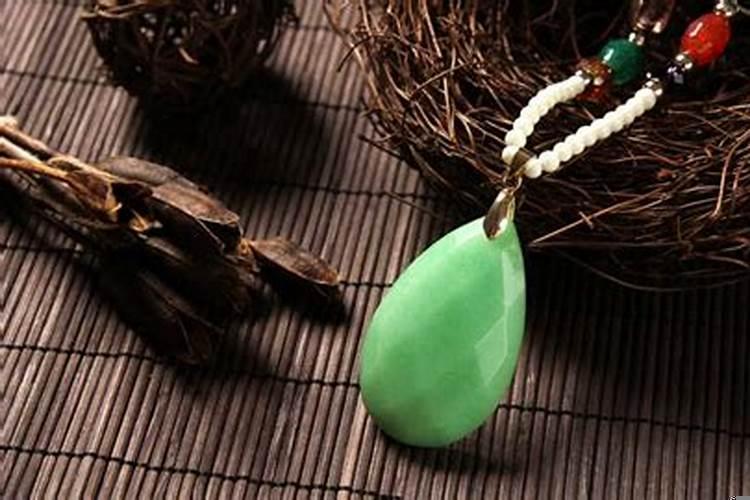 属虎的人佩戴什么可以辟邪？属虎的人2025适合佩戴什么吉祥物