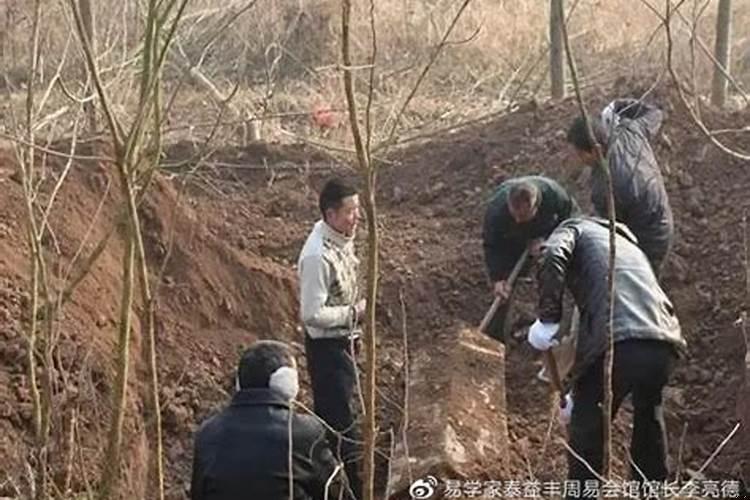 清明修坟立碑有什么讲究吗？修坟立碑怎么择吉日