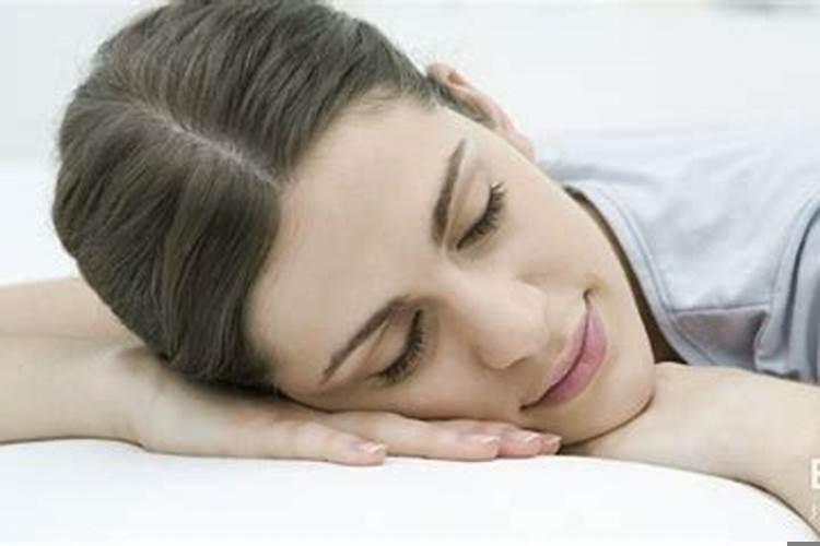 心理学睡眠的功能和梦的功能 梦到在大海里游泳