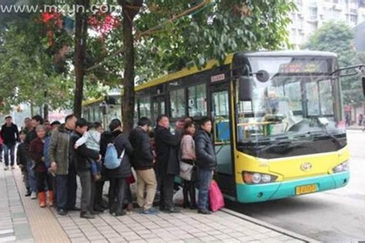 梦见好多人坐车是什么征兆？梦到坐大巴车上好很多人